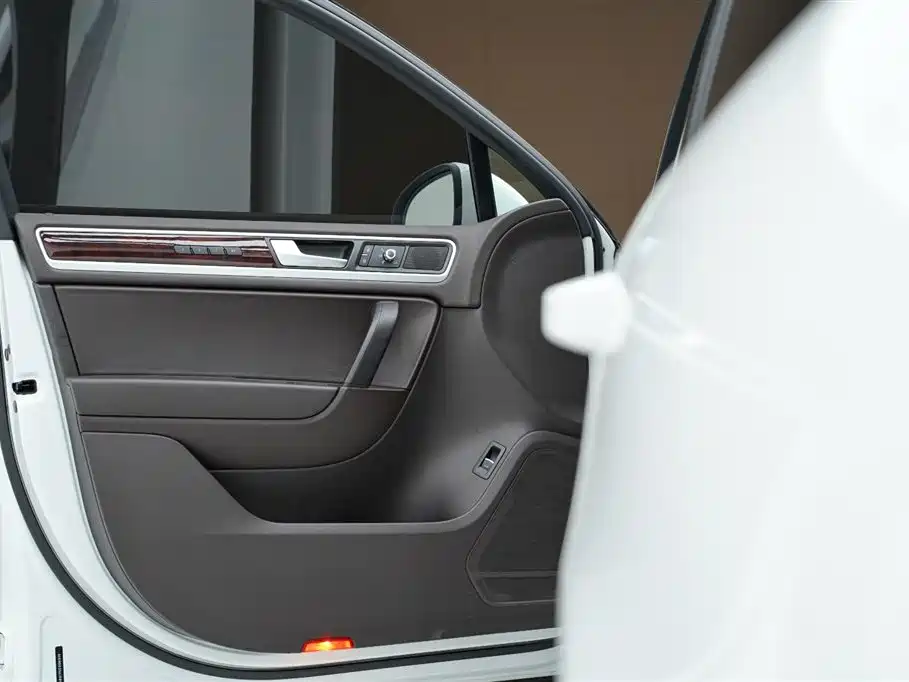 Volkswagen Touareg 2011 3.0TSI Premium фото 15