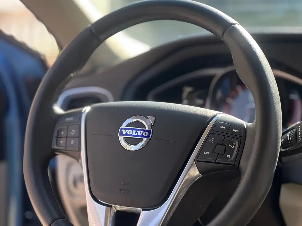 Фото 18 - Volvo V40
