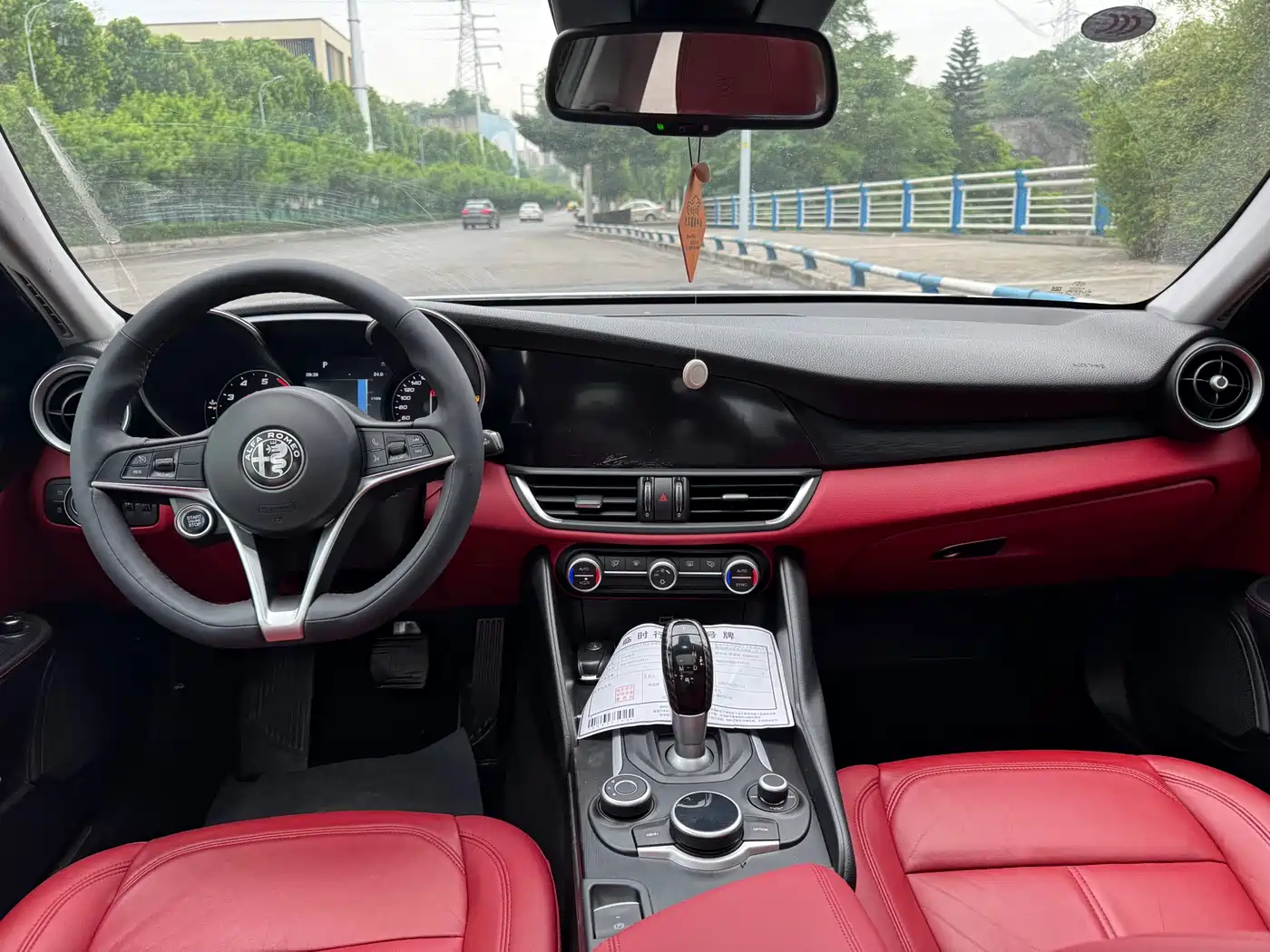 Alfa Romeo Giulia 2017 2.0T 200HP Luxury Edition фото 6
