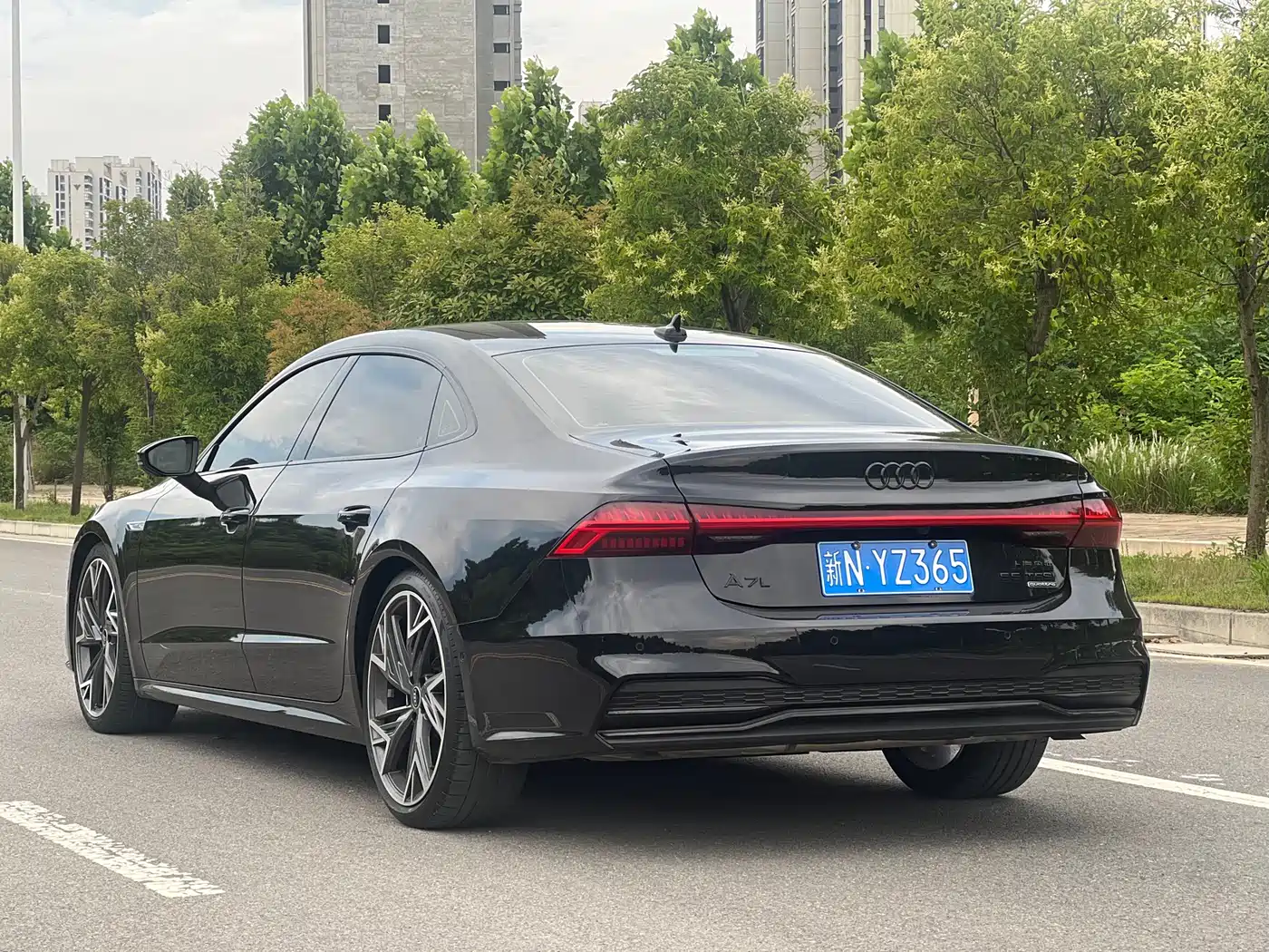 Audi A7L 2024 55 TFSI quattro S-line Black Warrior Edition фото 3