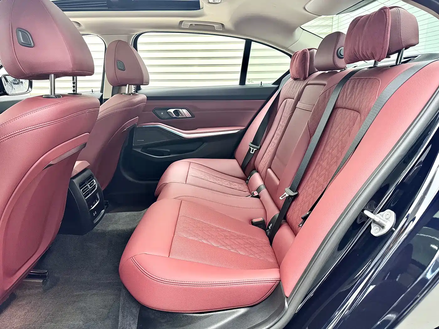 BMW 3 Series 2025 330Li M Sport Night Edition фото 15
