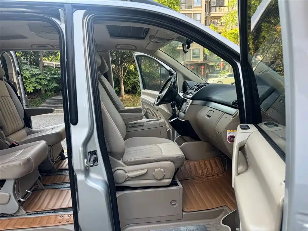 Mercedes-Benz Viano 2011 2.5L Luxury Edition фото 13