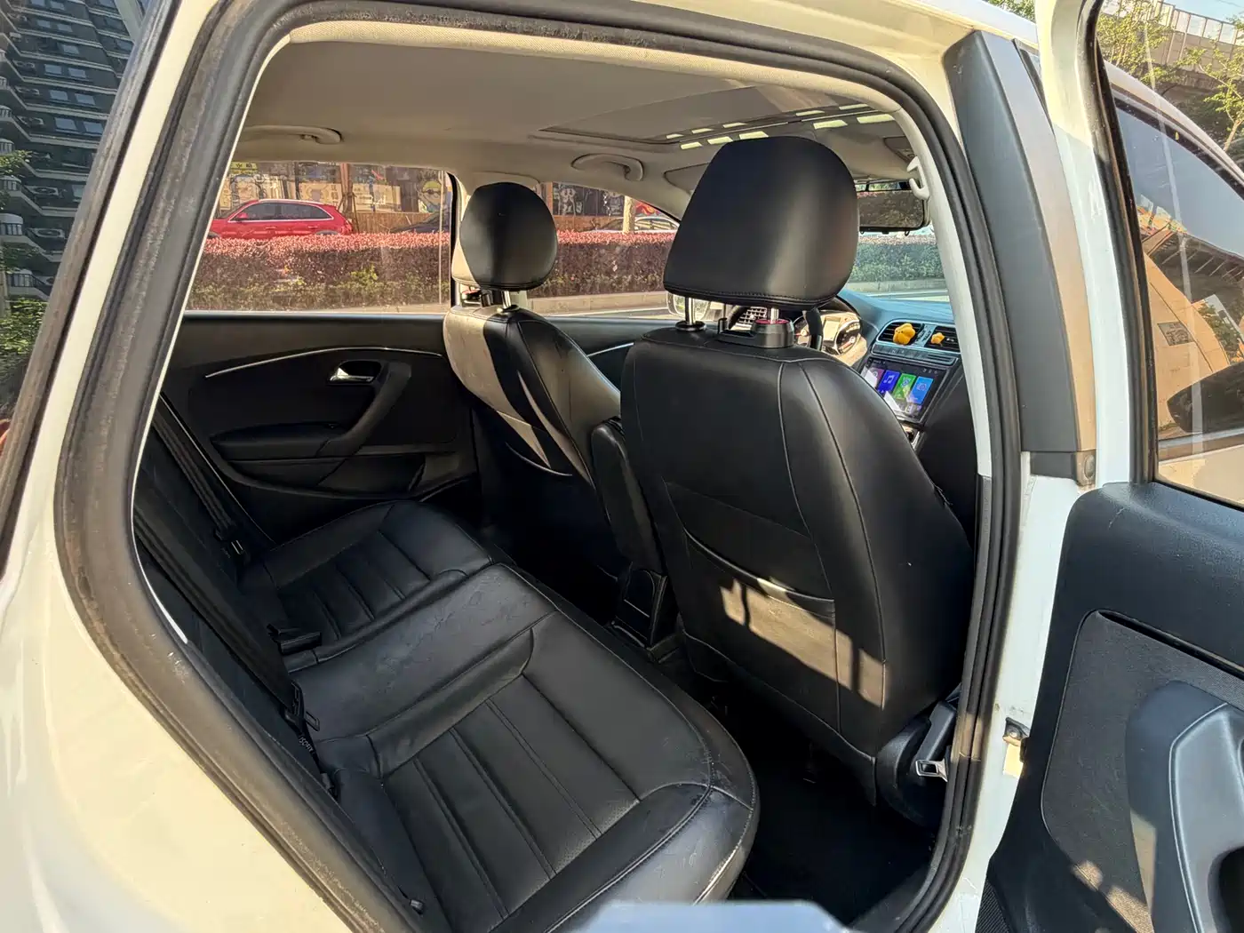 Volkswagen Polo 2014 1.6L Automatic Luxury Edition фото 19