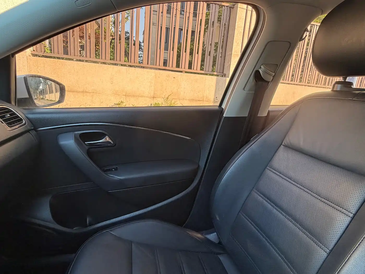 Volkswagen Polo 2014 1.6L Automatic Luxury Edition фото 23
