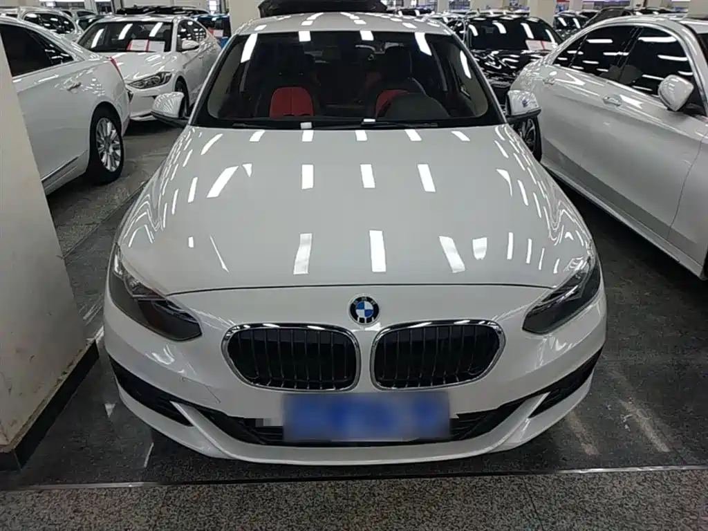BMW 1 Series 2018 118i Fashion Edition фото 3