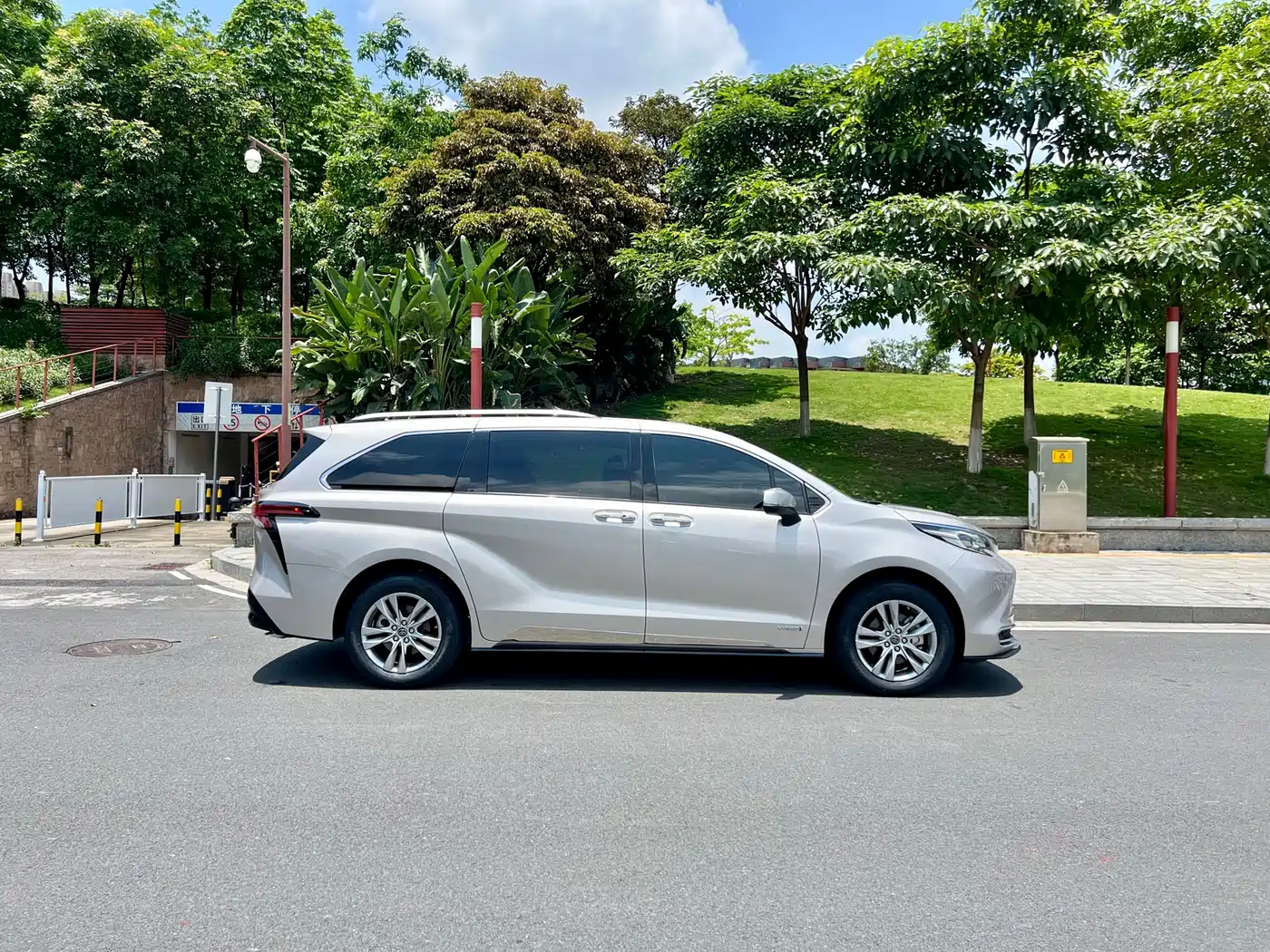 Toyota Sienna 2021 2.5L Hybrid Ultimate Edition фото 3