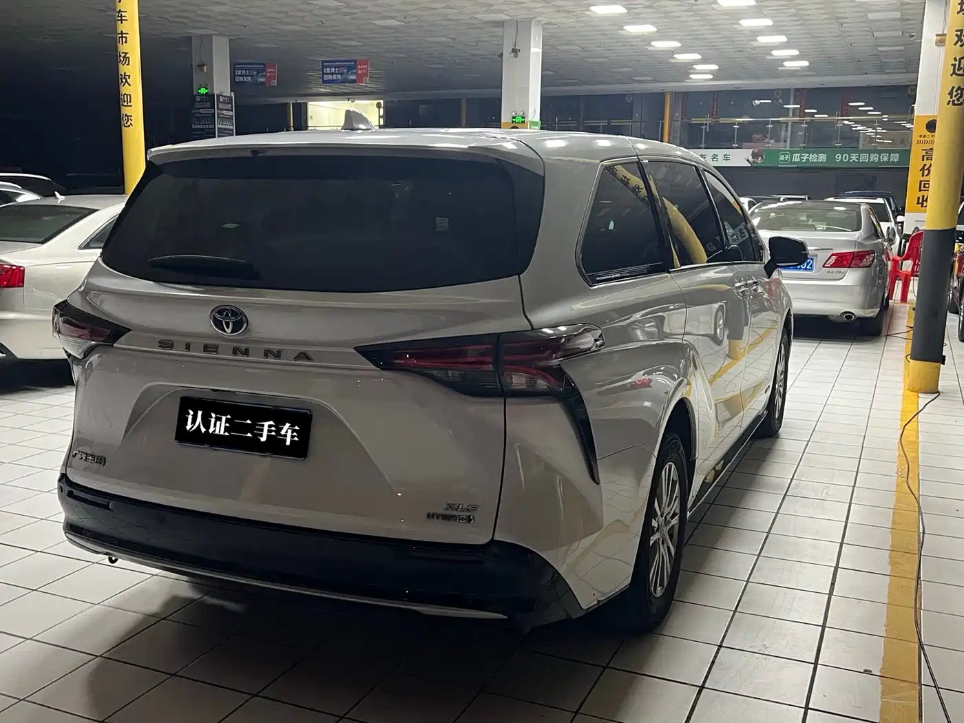 Toyota Sienna 2023 2.5L Hybrid Luxury Edition фото 7