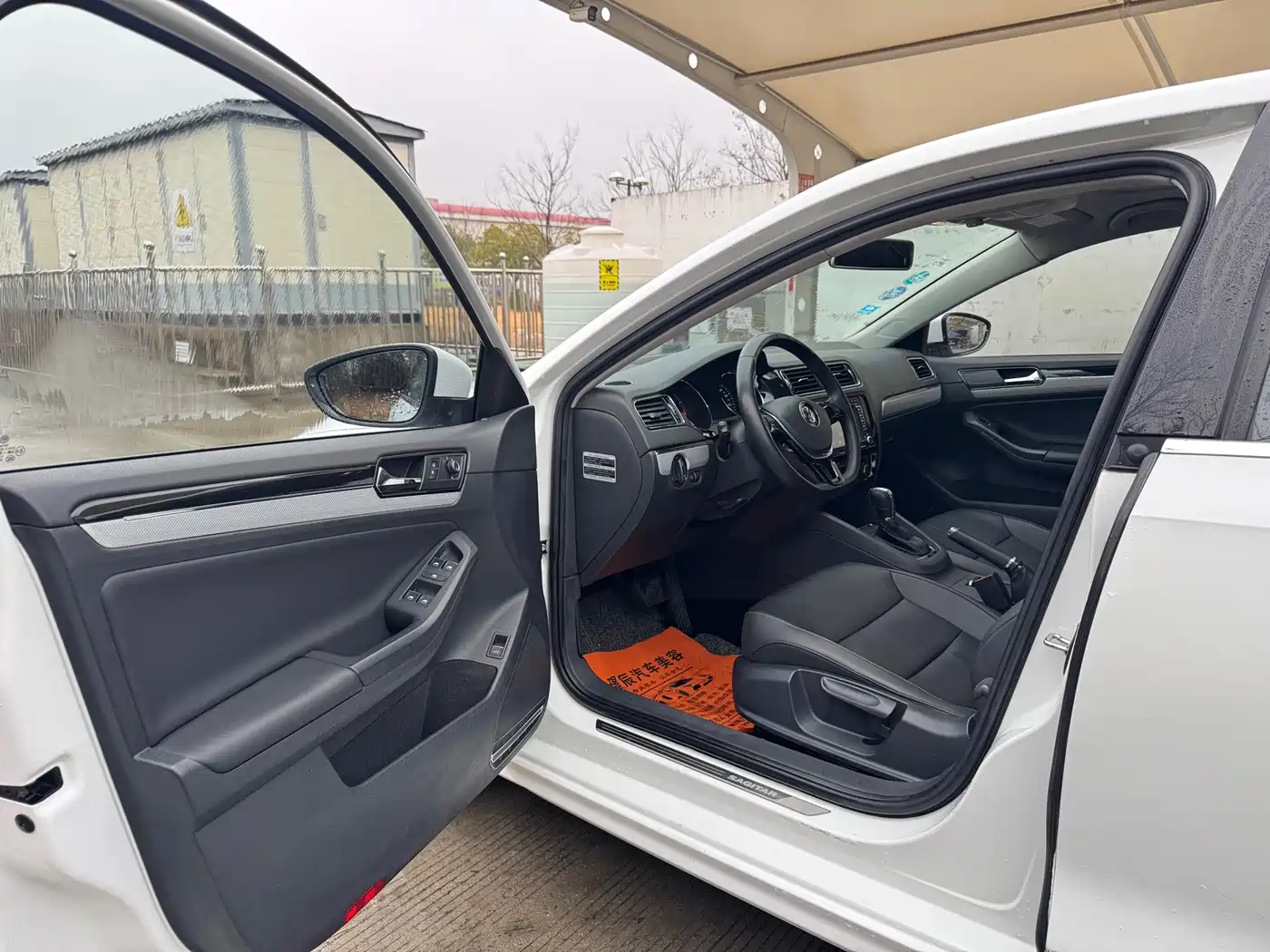 Volkswagen Sagitar 2015 1.6L Automatic Comfort фото 12