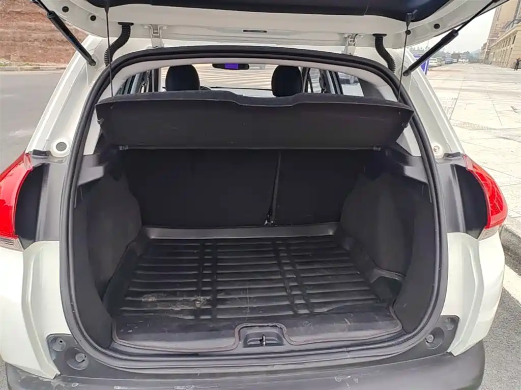 Peugeot 2008 2014 1.6L Automatic Fashion Edition фото 19