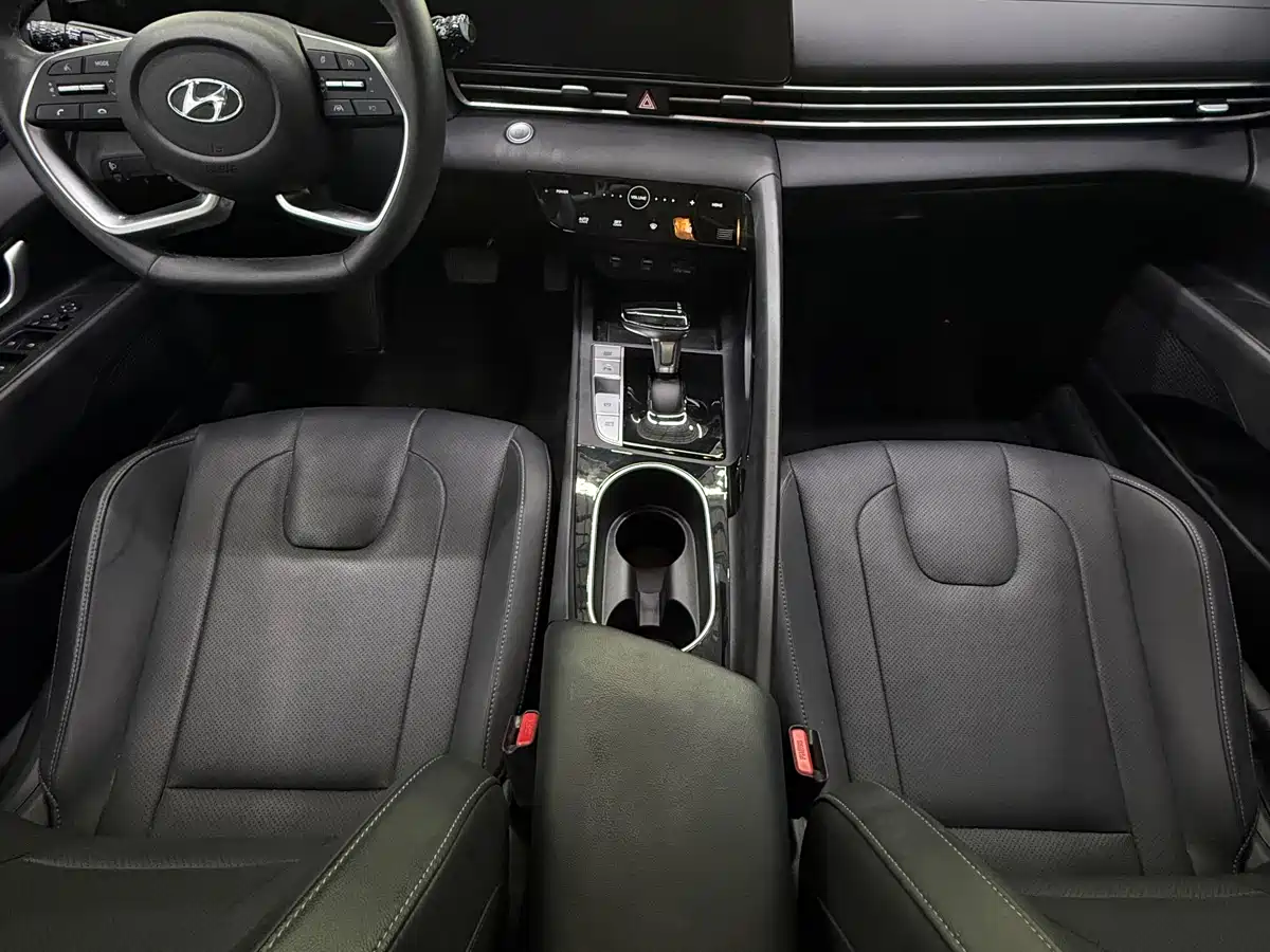 Hyundai Elantra 2021 1.5L CVT LUX Premium Edition фото 10