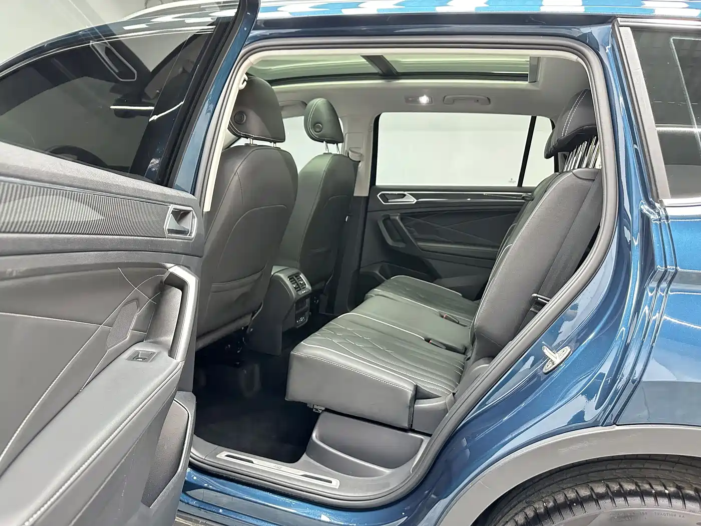Volkswagen Tiguan L 2022 380TSI Automatic 4WD R-Line Cross Edition 7-Seater фото 10