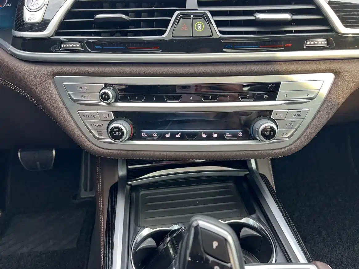 BMW 7 Series 2021 Model 730Li M Sport Package фото 13