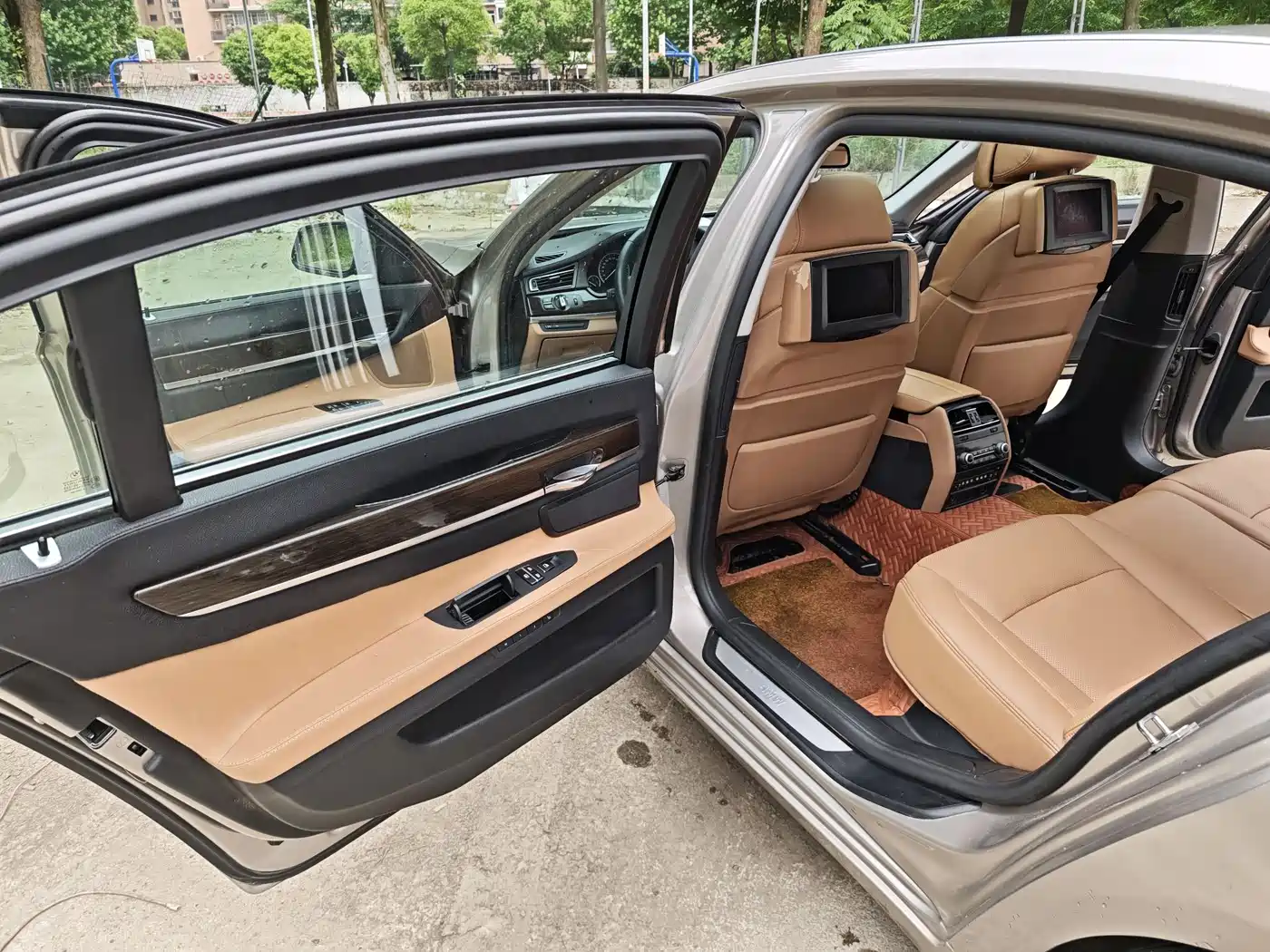 BMW 7 Series 2009 740Li Premium фото 9