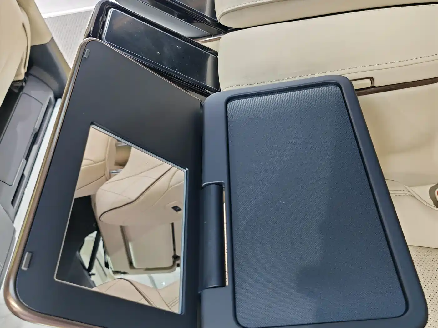 Toyota Alphard 2025 Hybrid 2.5L Ultimate Gold Edition фото 20
