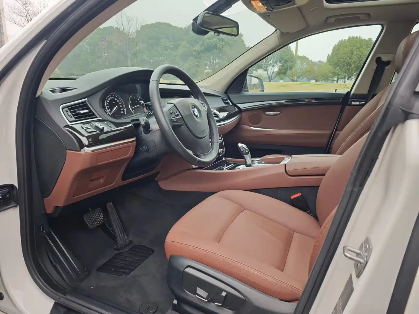 BMW 5 Series GT 2015 528i Leading фото 8