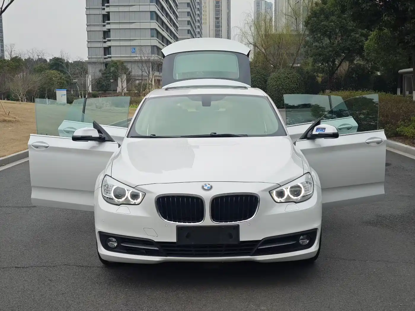 BMW 5 Series GT 2015 528i Leading фото 3