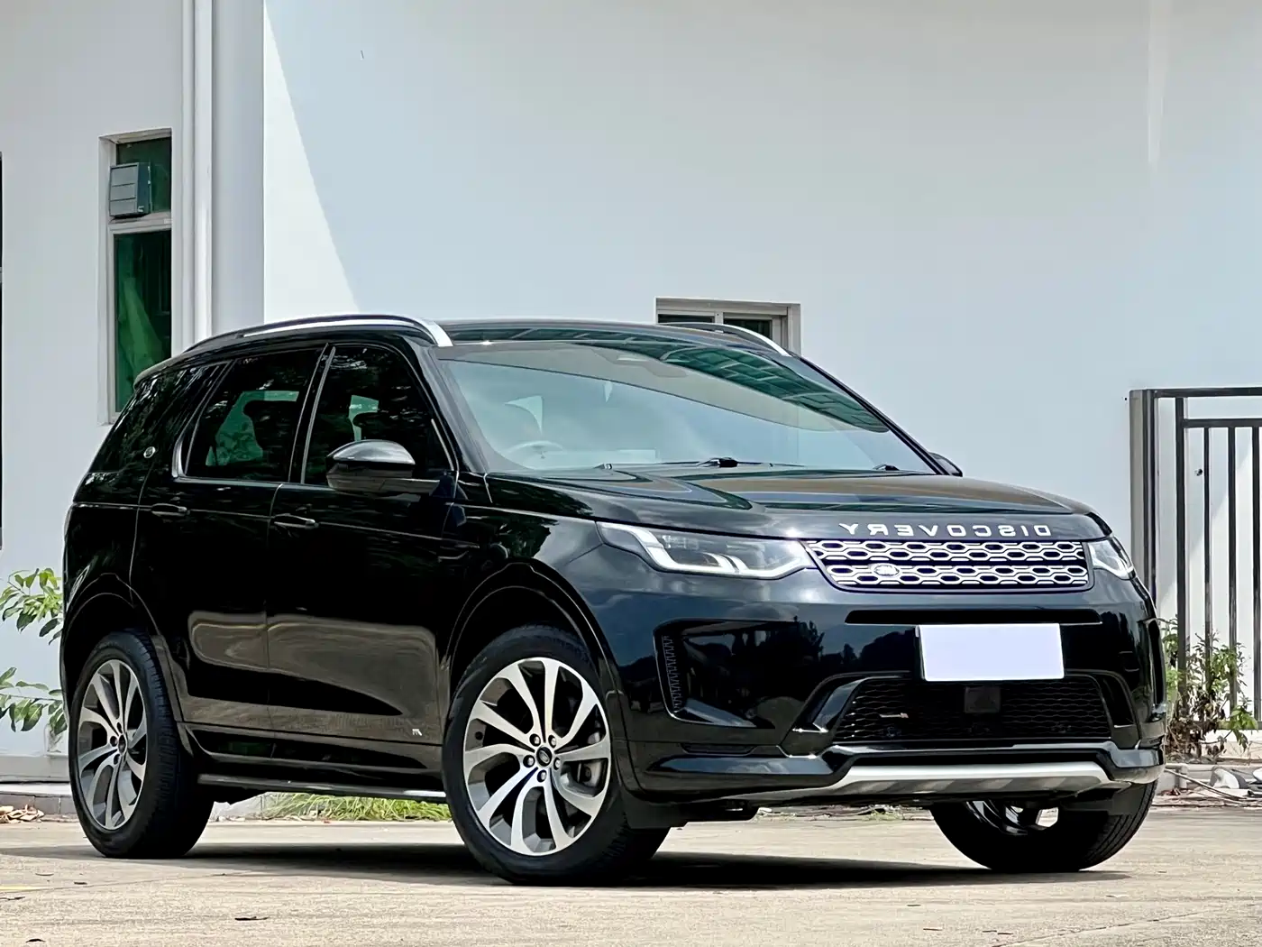 Land Rover Discovery Sport 2022 Model Year Facelift 249PS Metropolitan Edition фото 3