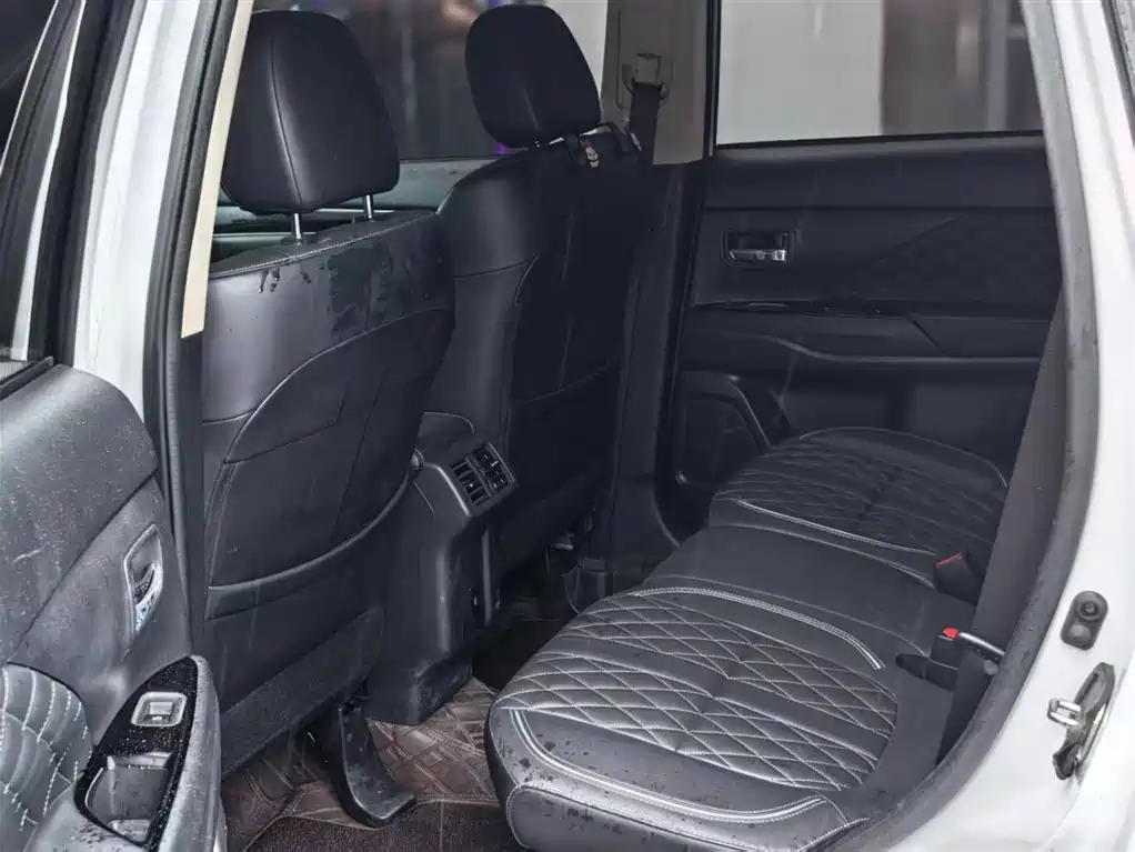 MITSUBISHI OUTLANDER