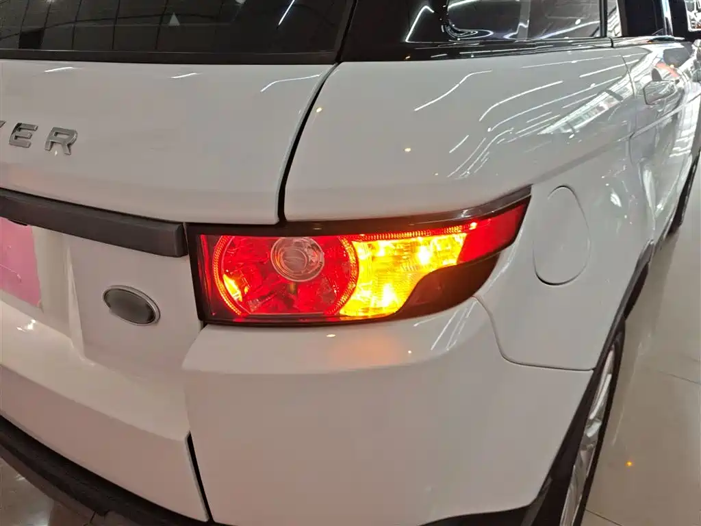 Land Rover Range Rover Evoque 2015 2.0T 5-Door Intelligent Edition фото 24