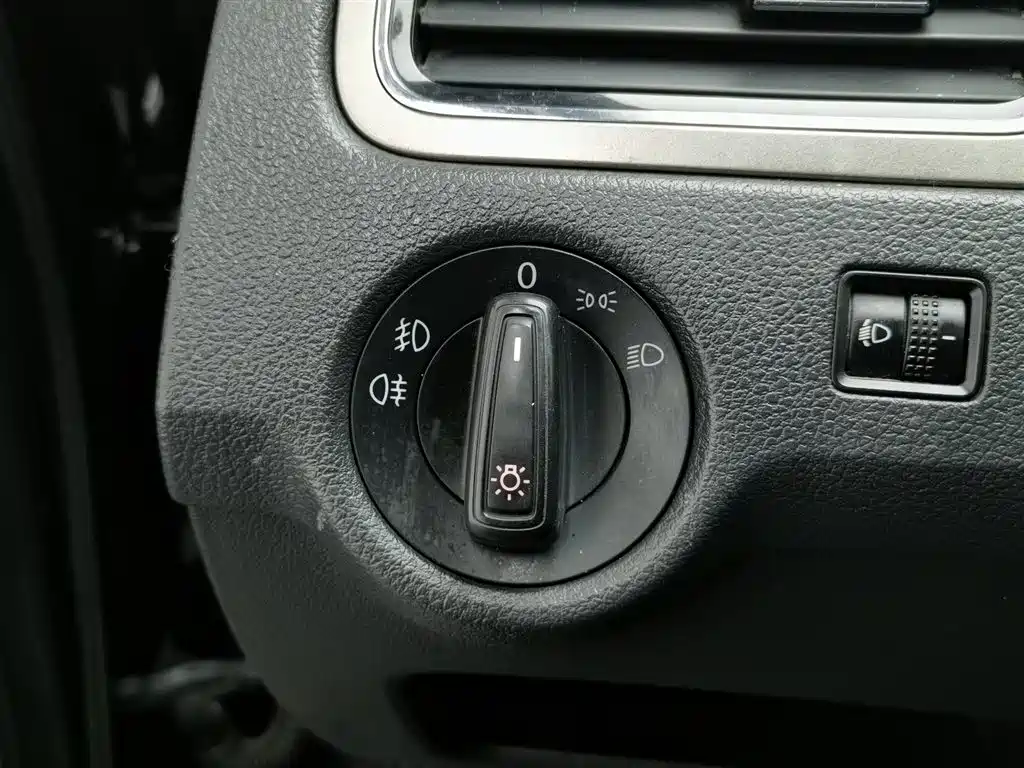 Volkswagen Santana 2015 1.6L Manual Comfort Edition фото 21