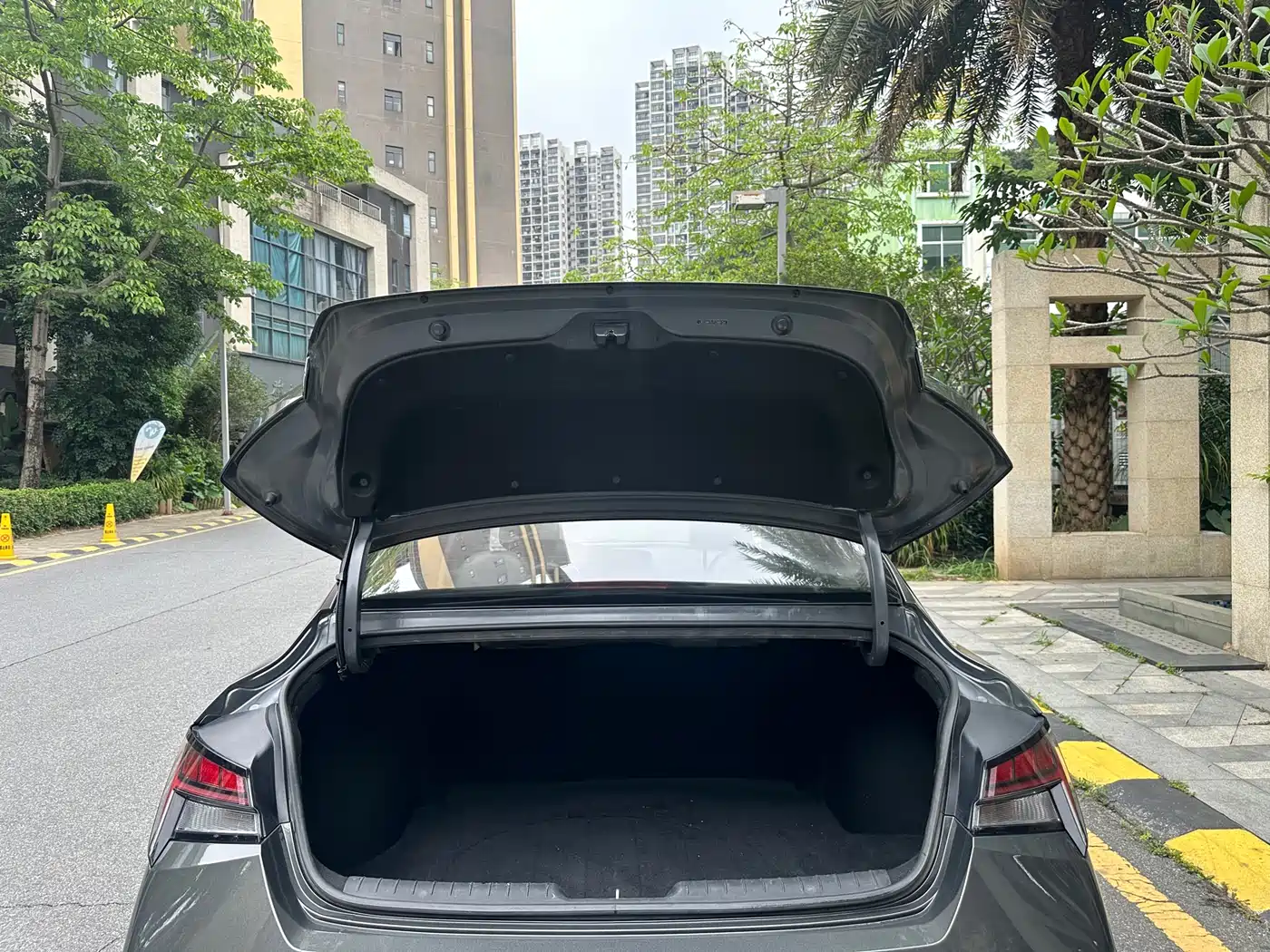 Hyundai Elantra 2023 Model 1.5L CVT LUX Premium Edition фото 19