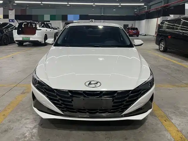 Hyundai Elantra 2022 1.5L CVT LUX Premium Edition фото 2