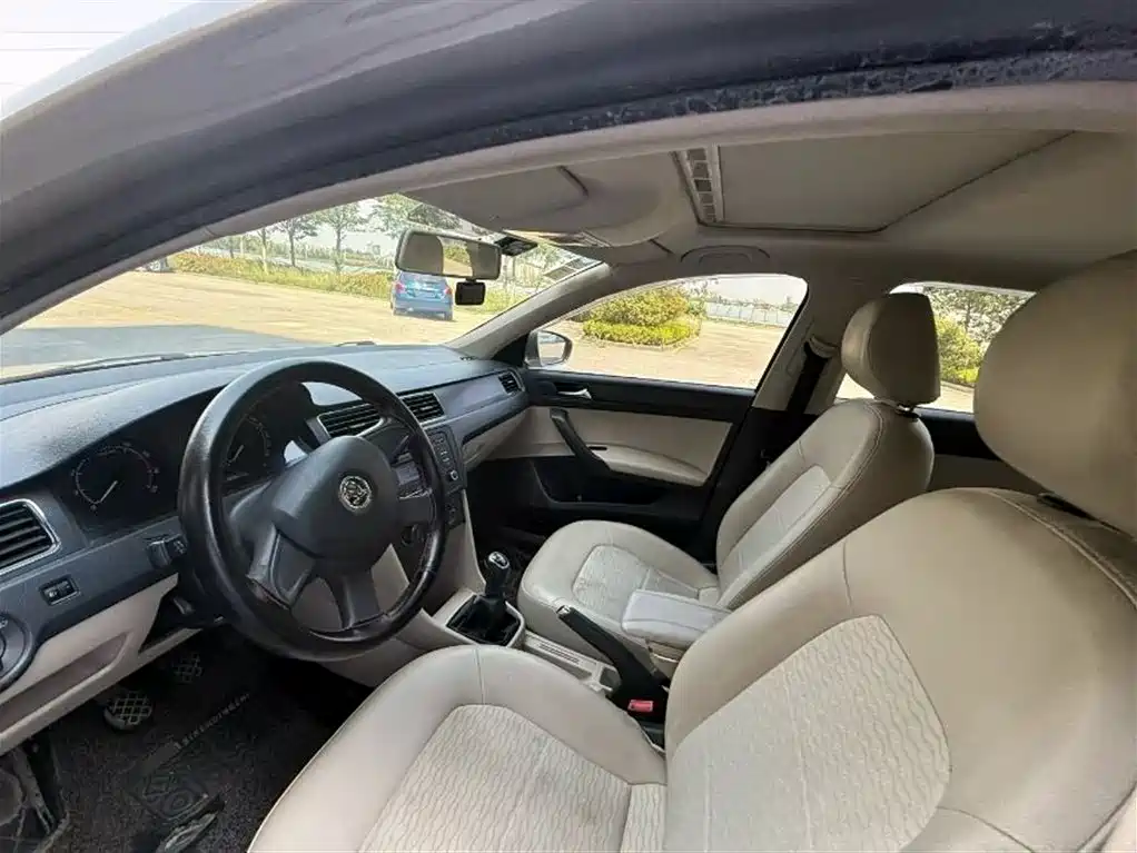 Škoda Rapid 2015 1.6L Automatic Joy Selection фото 3