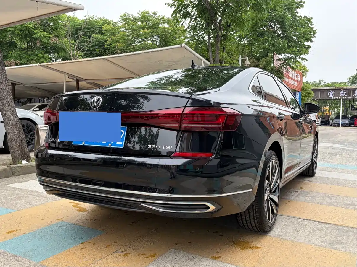 Volkswagen Passat 2022 330TSI Starlight Luxury Edition фото 16