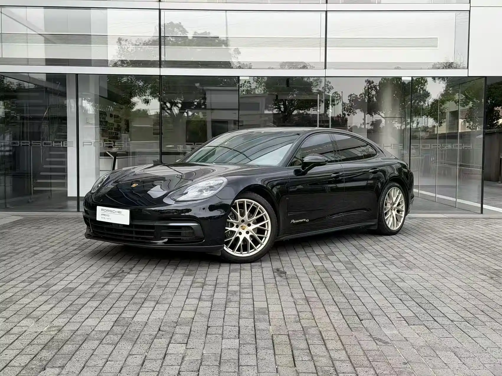 Фото 1 - Porsche Panamera