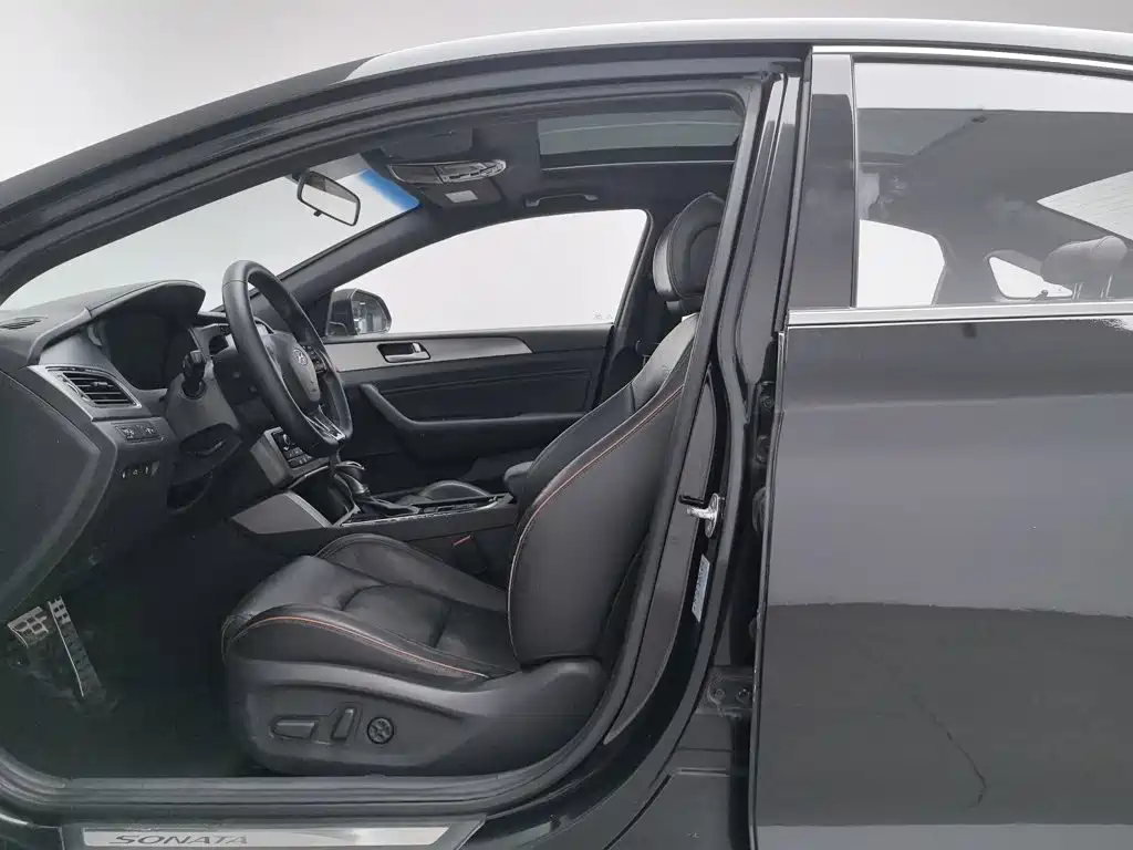 Photo 10 - Hyundai Sonata