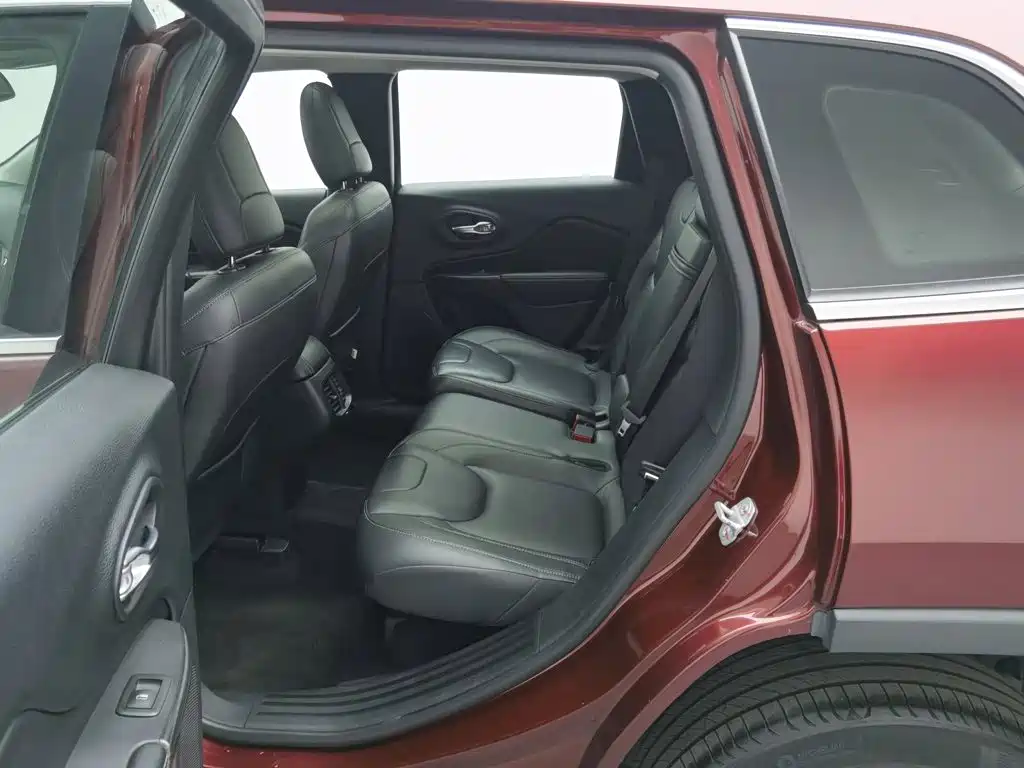 Photo 15 - Jeep Cherokee