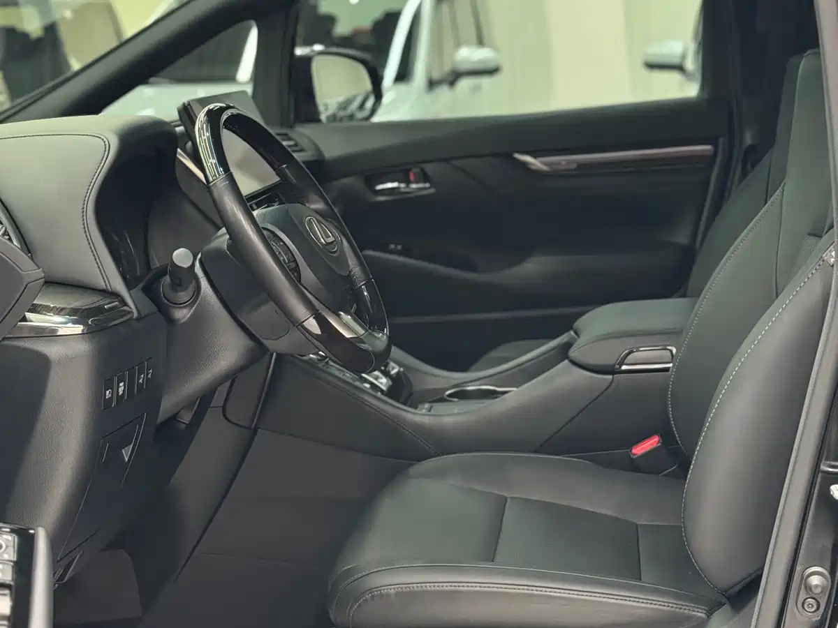 Lexus LM 2020 300h 4-Seat Imperial Edition фото 4