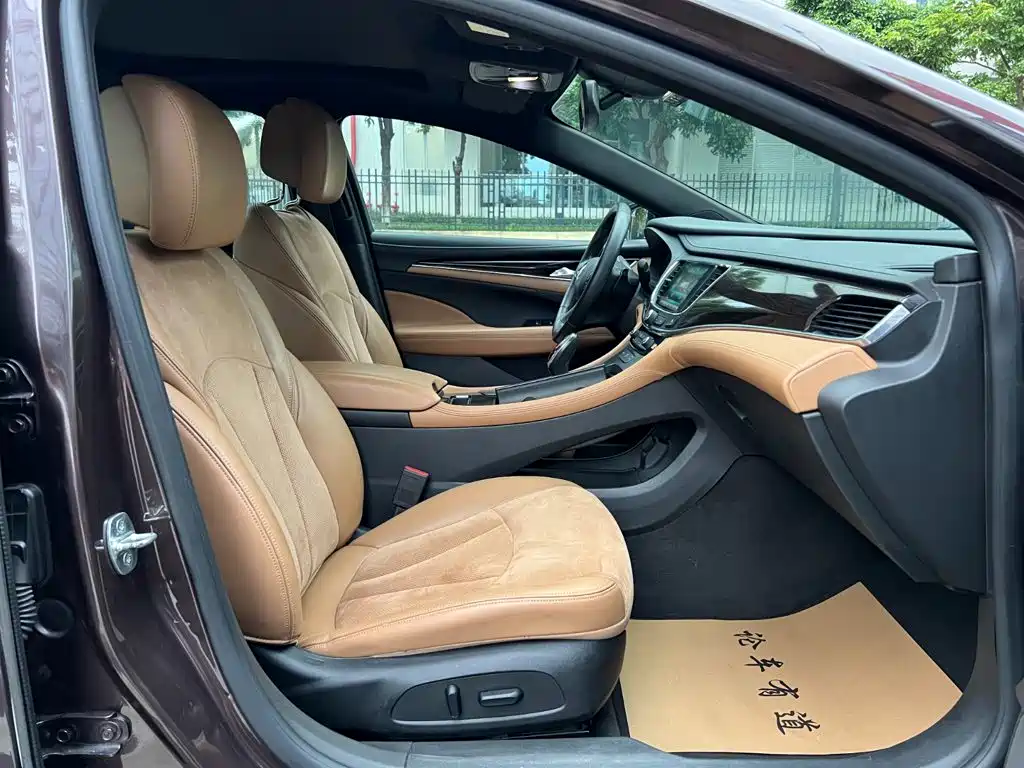 Photo 21 - Buick LaCrosse