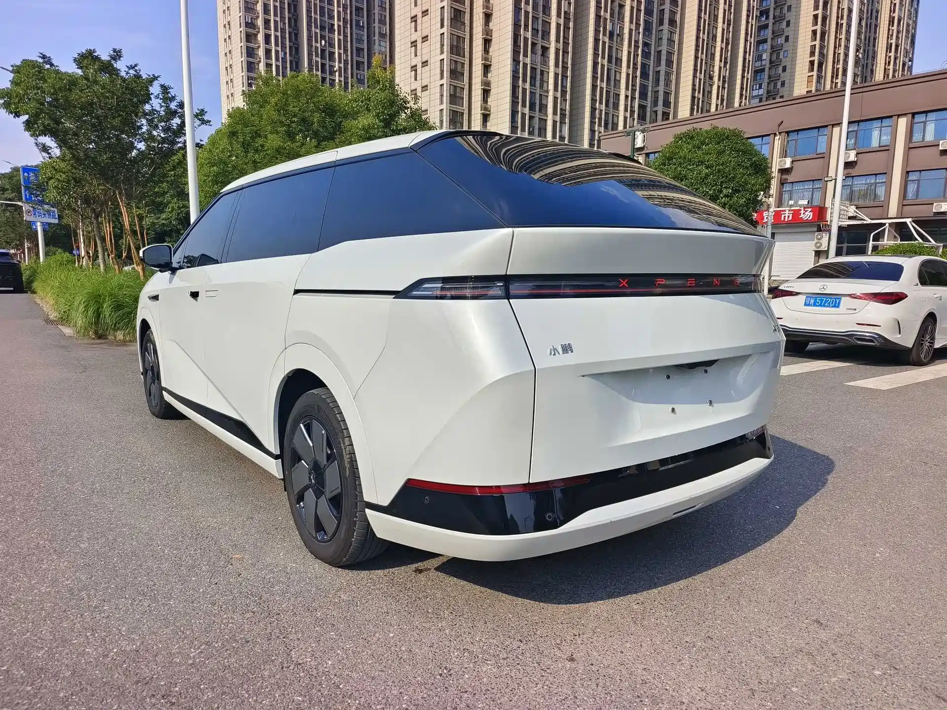 Фото 2 - XPeng X9