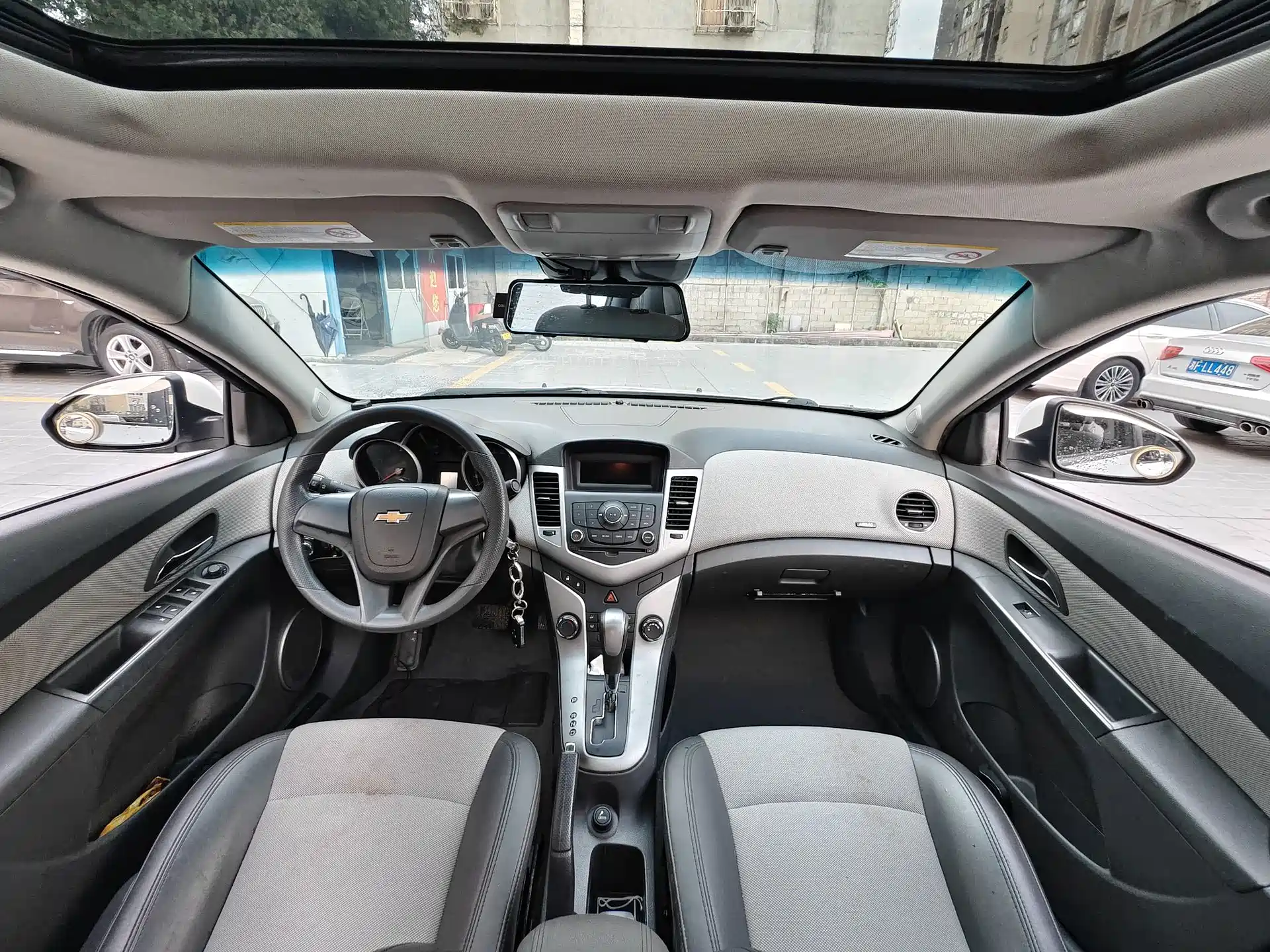 Photo 6 - Chevrolet Cruze