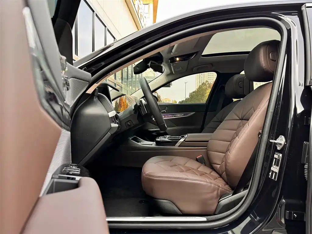 BMW 7 Series 2023 Model 735Li M Sport Package фото 22