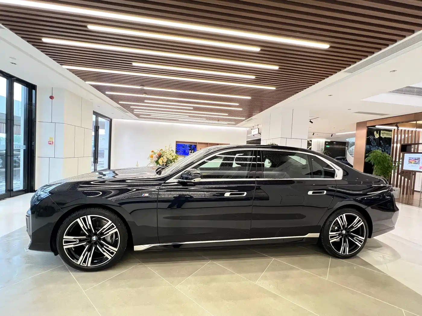 BMW 7 Series 2023 Model 740Li Leading M Sport Package фото 3