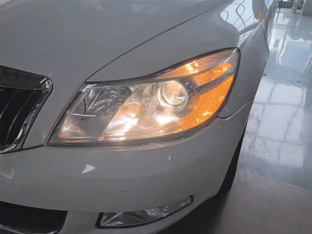 Škoda Octavia 2015 Classic 1.6L Automatic Elite Edition фото 24