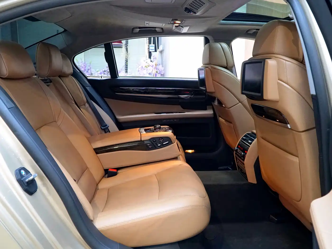 BMW 7 Series 2010 760Li фото 10