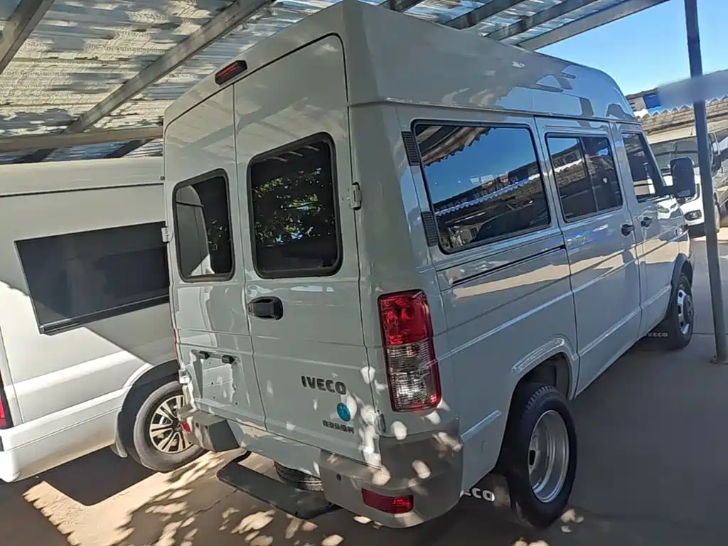Iveco Daily 2022 2021 Model 2.5T A35 M1 Passenger Vehicle 5-9 Seats Short Wheelbase Medium Roof Dual Tires Sliding Door