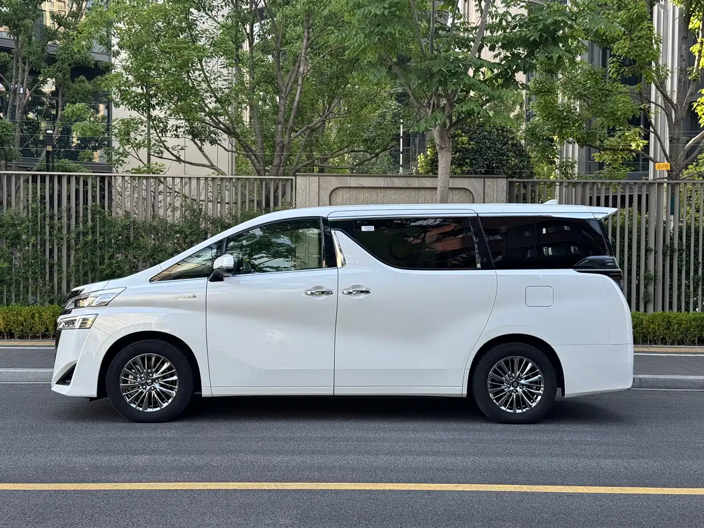 Toyota Vellfire 2023 Crown Hybrid 2.5L HV Luxury фото 10