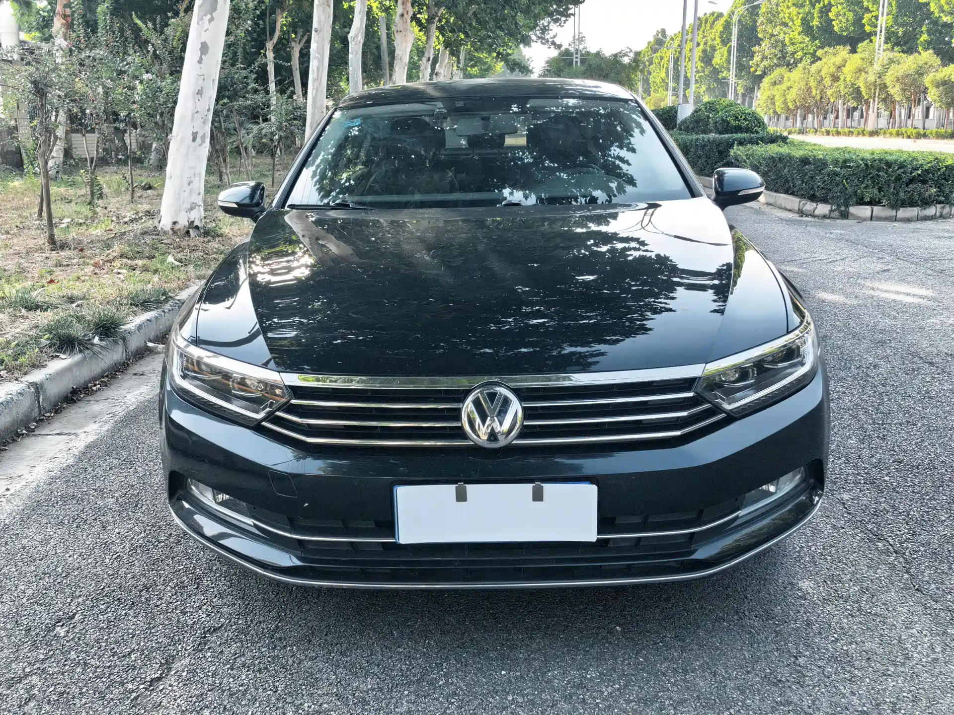 Photo 2 - Volkswagen Magotan