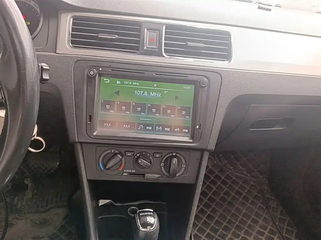 Škoda Skoda Rapid Spaceback 2018 1.6L Automatic Comfort фото 13