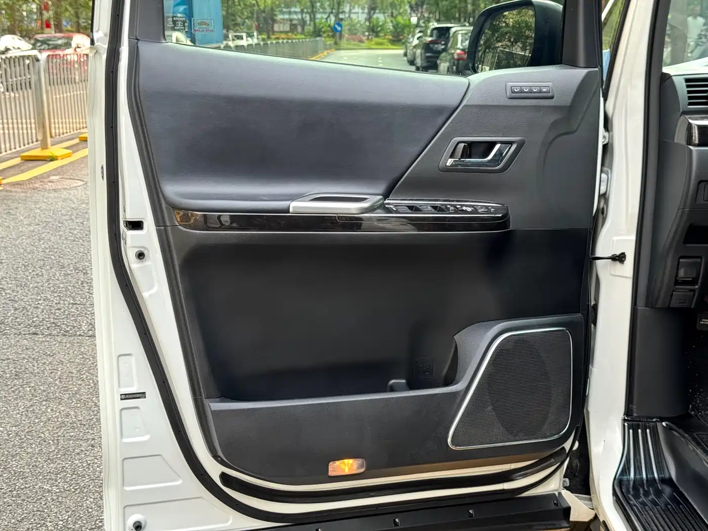 Toyota Alphard 2012 3.5L Premium Edition фото 16