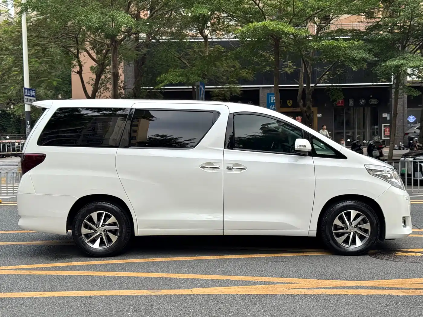 Toyota Alphard 2012 3.5L Premium Edition фото 20