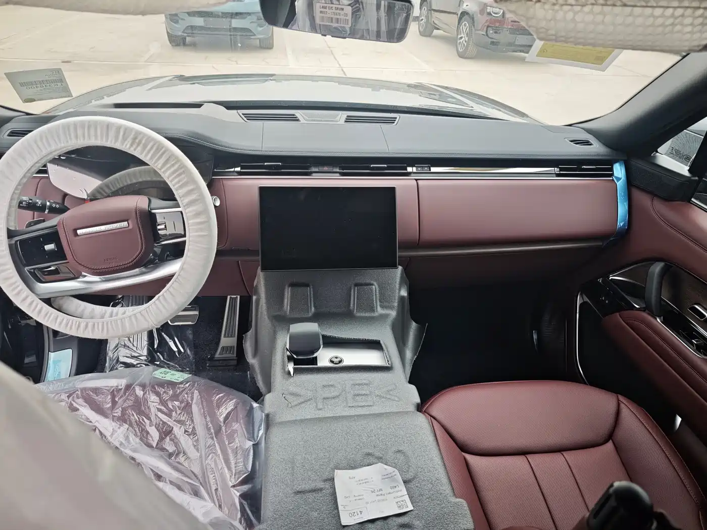 Land Rover Range Rover 2026 Model 3.0 L6 400PS SE Long Wheelbase Version фото 5