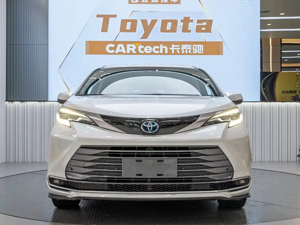 Toyota Sienna 2021 2.5L Hybrid Luxury Edition фото 2