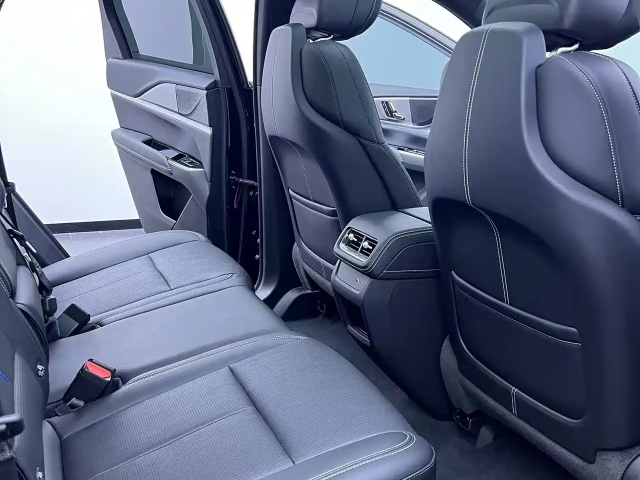 Cadillac XT5 2025 2.0T Luxury фото 13