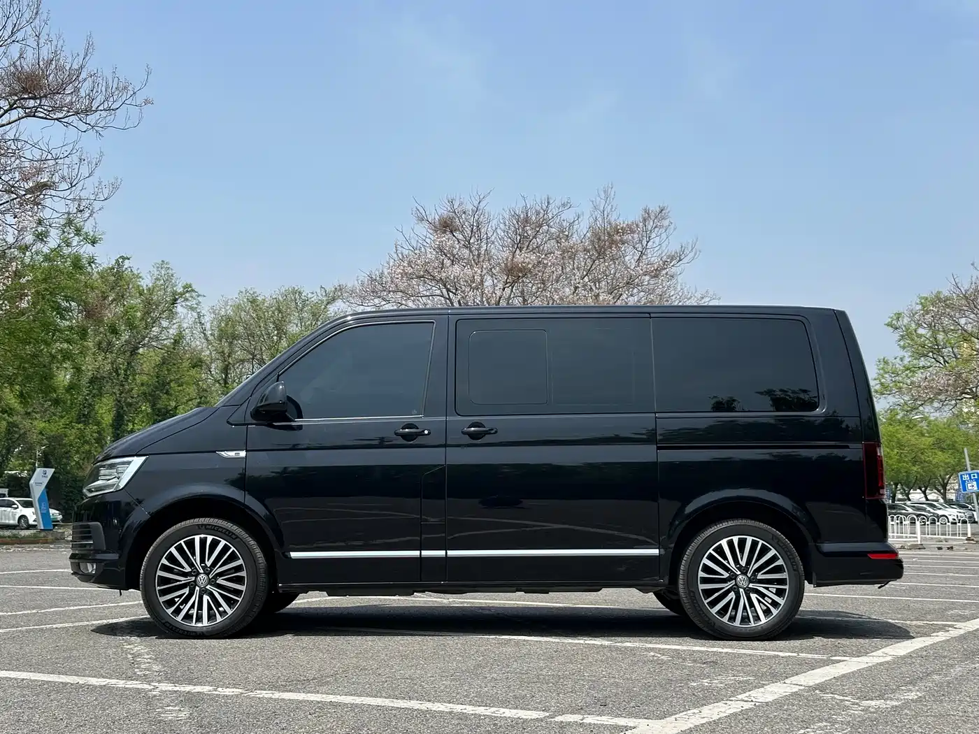 Volkswagen Multivan 2018 2.0TSI 4WD Premium Edition 7-Seater фото 18