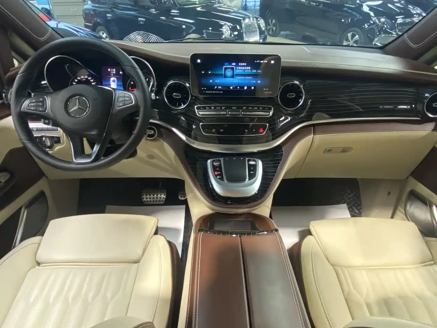 Mercedes-Benz V-Class 2022 V 260 L Long Wheelbase Luxury Edition фото 9